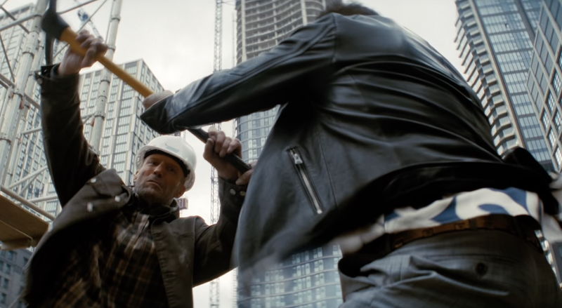 ジェイソン・ステイサム　バケツ、ツルハシ、セメント袋で”工具アクション”　「ワーキングマン」本編映像