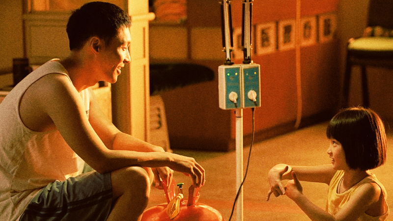 EXO・チャン・イーシン主演　耳のきこえない父と7歳の娘の心温まる絆　「愛がきこえる」公開決定