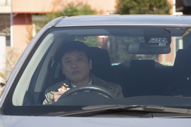 鋭い目つきの板倉俊之　不気味にもとれる笑顔の浜野謙太　阿部寛とりまく人々　「俺ではない炎上」場面写真