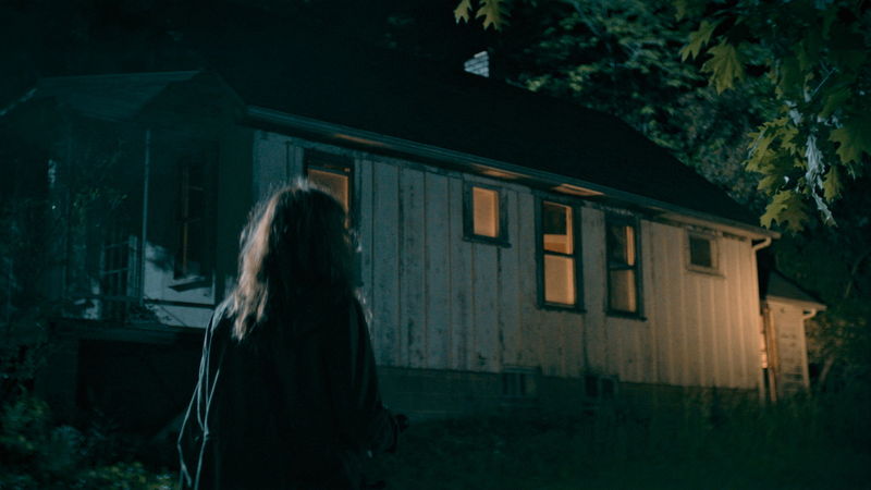 行方不明の妹のもとに届いたビデオテープ こちらに手を振る謎の男 「シェルビー・オークス」場面写真