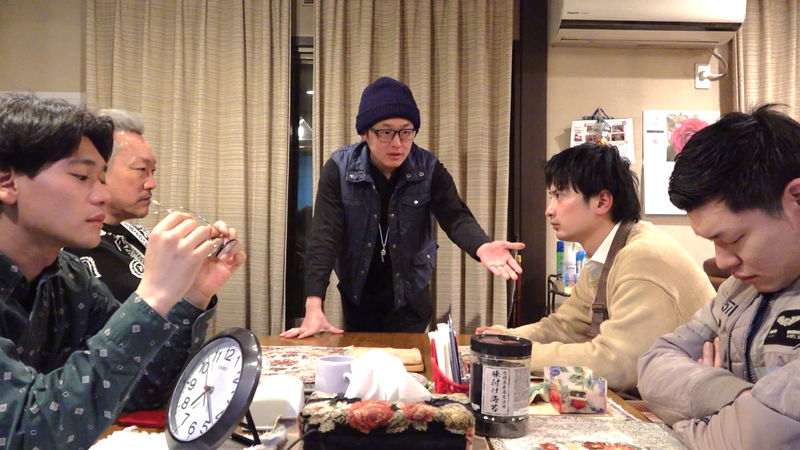 つり堀で肩を並べ、糸を垂らす2人の殺し屋　阪元裕吾監督「フレイムユニオン」ポスター