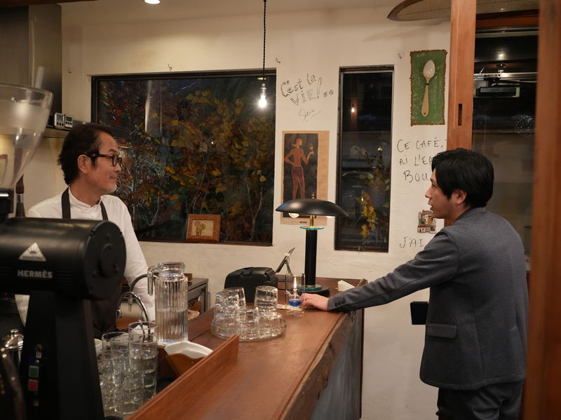 恋を優しく見守る喫茶店のマスター　カタカナ用語を多用し手柄を横取りする上司　「アナログ」場面写真