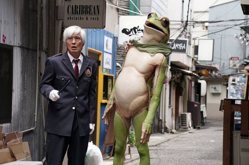 佐藤浩市の前に現れる“かえるくん”　幻想と現実が交錯　「アフター・ザ・クエイク」本編映像
