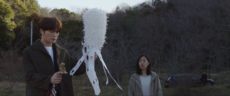 “神隠し”事件の起こった廃神社　神具にあふれた部屋、禍々しい儀式　「神社　悪魔のささやき」場面写真
