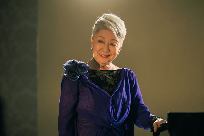 草笛光子がピアノ演奏シーンに挑戦　華やかな衣装でピアノに向かう　「アイミタガイ」場面写真
