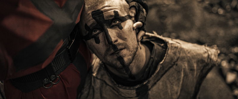 処刑されかけるミラ・ジョヴォヴィッチ　魔術を発動して難を逃れる　「ロストランズ　闇を狩る者」本編映像