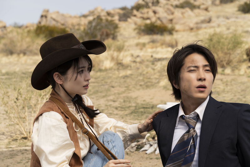 山下智久が砂漠で泥だらけの姿 ”恋人”泉里香が支える おなじみメンバーも 「正直不動産」場面写真