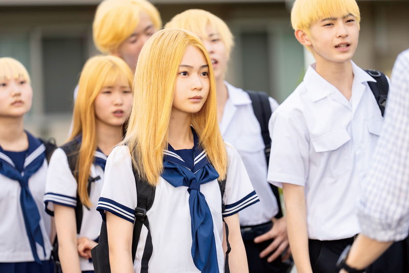 白鳥玉季、人生初の金髪姿　世間を騒がす“金髪デモ”首謀者に　「金髪」場面写真