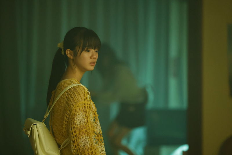 廃虚でフェイク心霊動画を撮影しようとする2人の女子高校生　背後には黒い影　「とれ！」本編映像