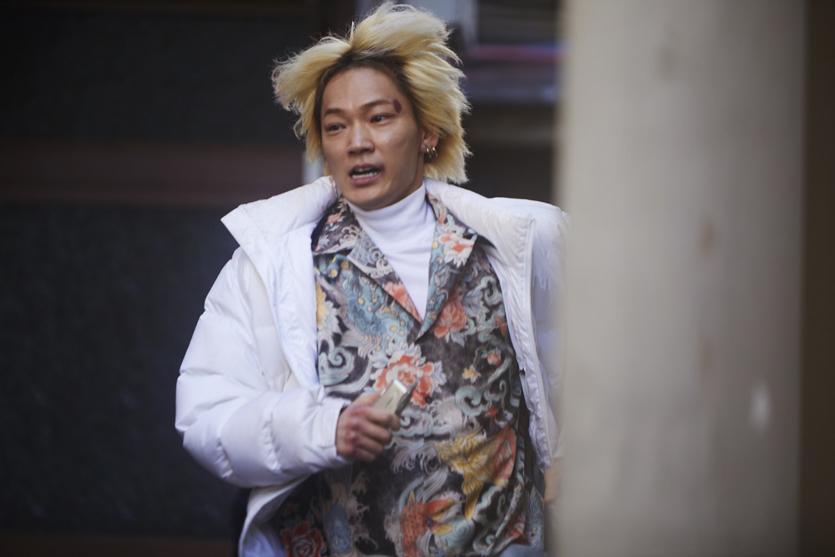 綾野剛 ヤクザに追われて 走る かじる 車にはねられる ヤクザと家族 本編映像公開 映画スクエア 綾野剛 ヤクザに追われて 走る かじる 車にはねられる ヤクザと家族 本編映像公開 映画スクエア