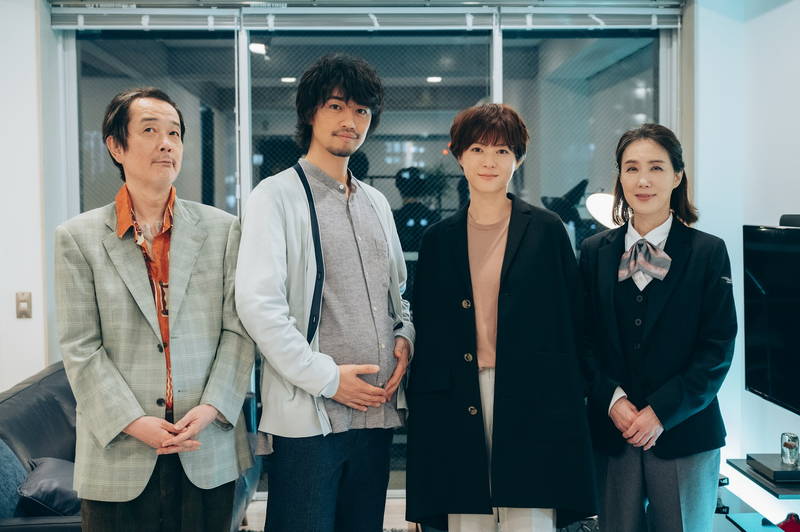 斎藤工、超音波検査を受けるシーンの撮影で見せる笑顔　「ヒヤマケンタロウの妊娠」メイキング写真