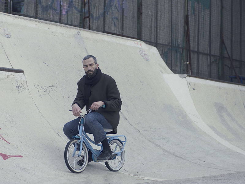 記憶喪失の治療は自転車、ホラー映画、仮装パーティ　「林檎とポラロイド」予告編