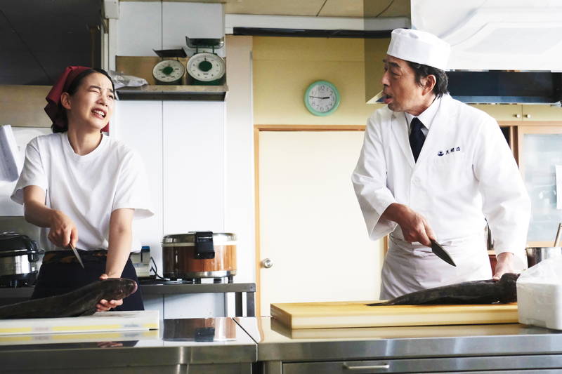 のん、中村雅俊から魚のさばき方を教わる姿　三田佳子と走馬灯を見つめる姿も　「天間荘の三姉妹」場面写真