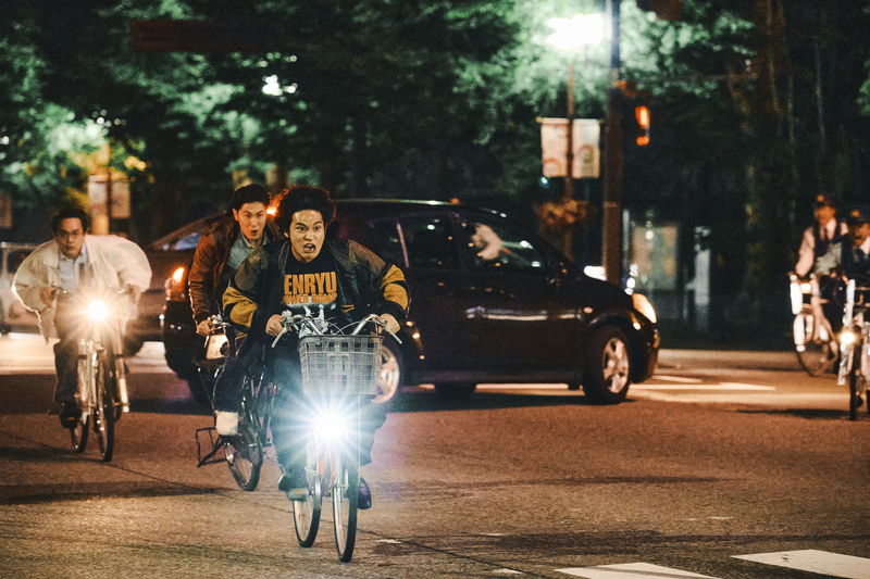 水上恒司 深夜の新宿を自転車で爆走する姿 「TOKYO BURST-犯罪都市-」場面写真