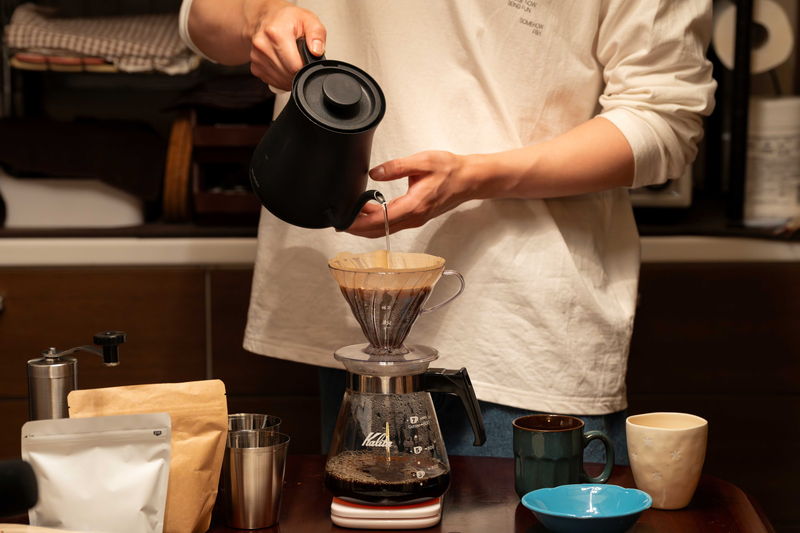 豆原一成 本格的なバリスタのような真剣なまなざし 「富士山と、コーヒーと、しあわせの数式」メイキング