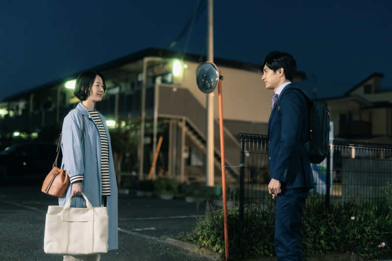 黒木華と藤間爽子がスマホを見ながら楽しそうに話す姿　心でつながる人々　「アイミタガイ」場面写真