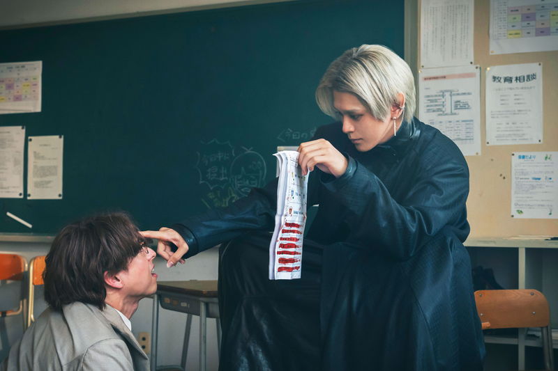 吉沢亮　気持ちよく眠る板垣李光人の首に噛みつこうとする姿　「ババンババンバンバンパイア」場面写真