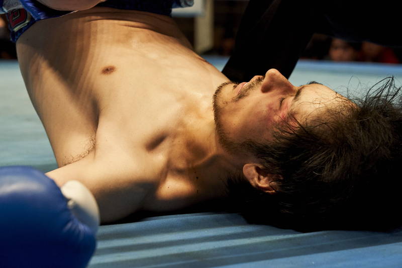 松山ケンイチ、ド派手にダウン　負け続きのボクサー演じる映画「BLUE/ブルー」場面写真