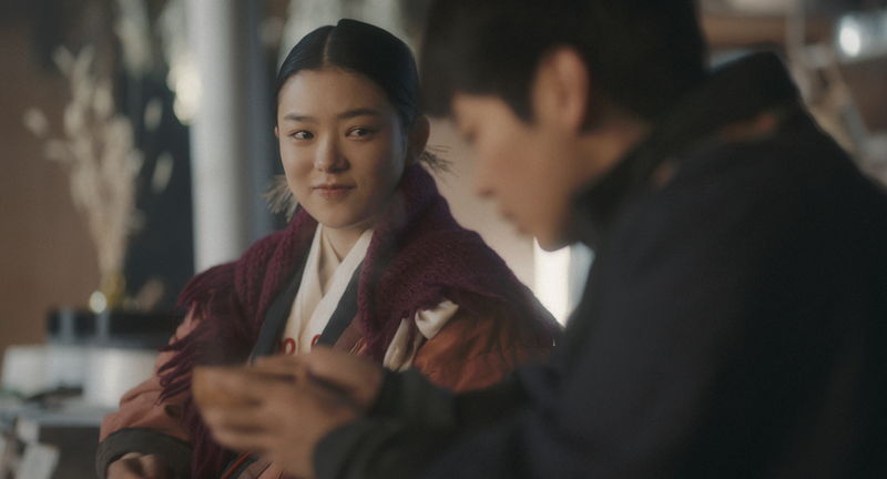 高橋一生＆黒崎煌代が森でさまよう姿　謎の女を演じる蒼戸虹子も　「脛擦りの森」場面写真