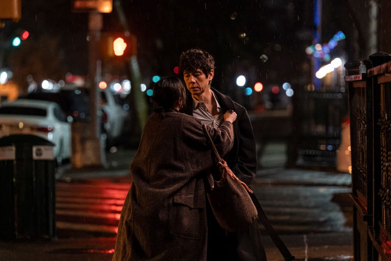西島秀俊が見せるうつろな表情　グイ・ルンメイの切なげなまなざし　「Dear Stranger」場面写真