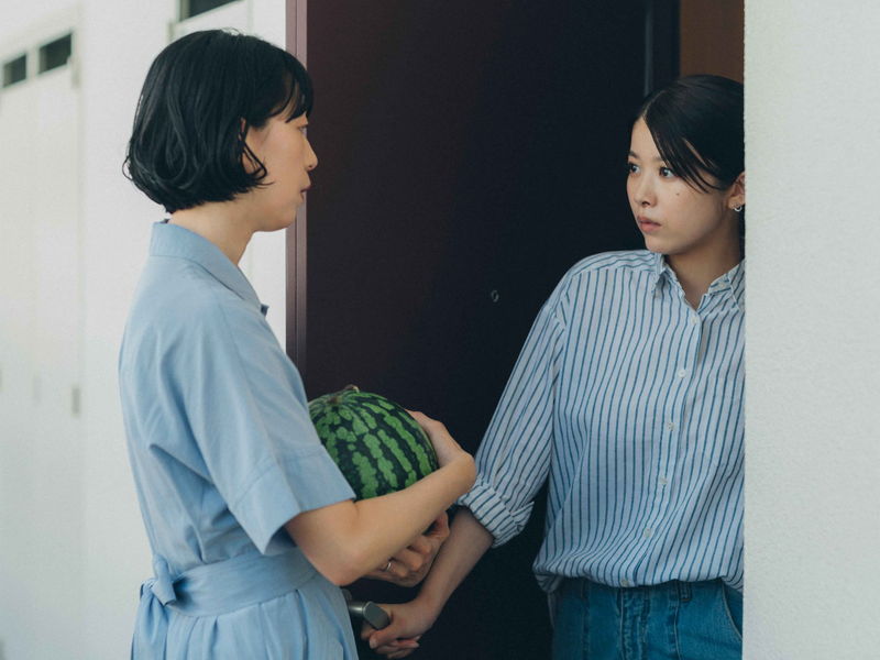 江口のりこ　チェーンソーを抱きかかえ、泥だらけで床下に横たわる　「愛に乱暴」場面写真