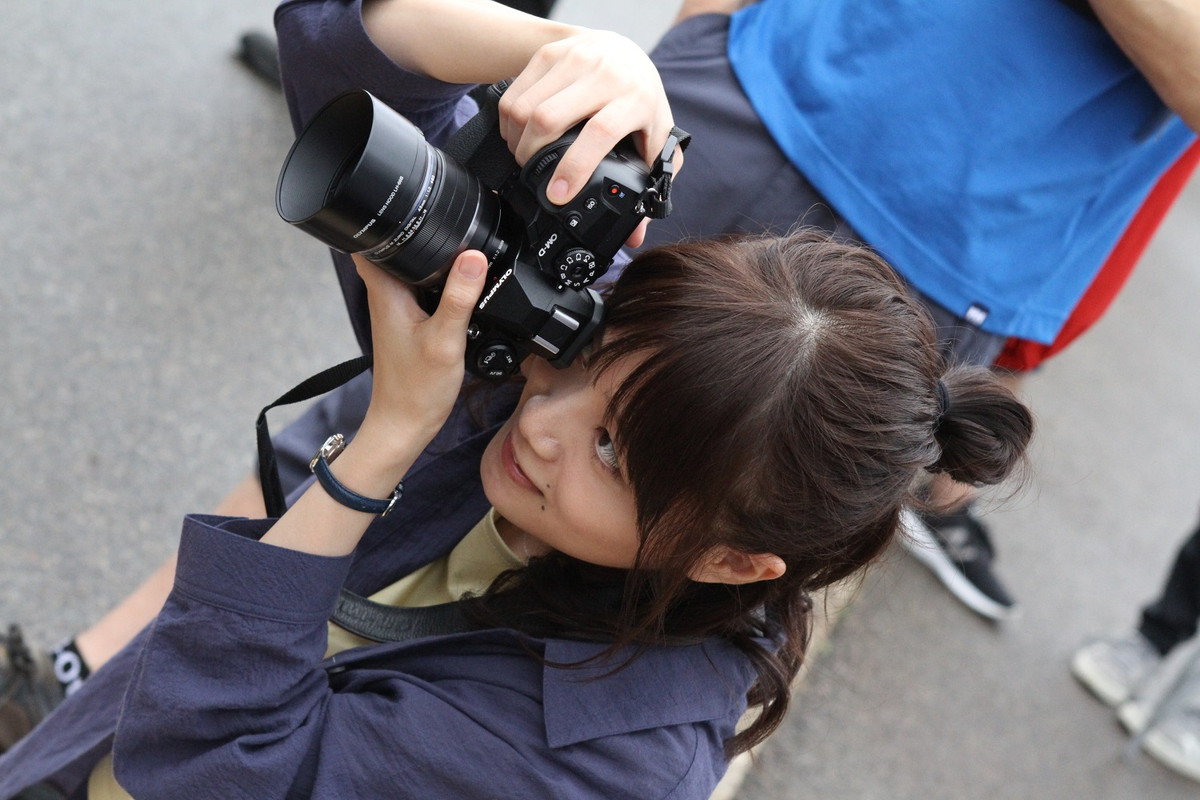 カバに乗った深川麻衣がラクダに乗った高良健吾を激写　映画「おもいで写眞」癒やしのオフショット公開