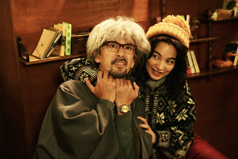 のん、怒って田中圭のネクタイをつかむ姿　滝藤賢一にヘッドロックも　「私にふさわしいホテル」場面写真