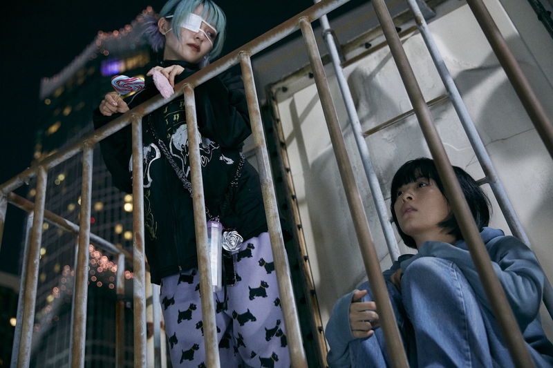 森七菜　歌舞伎町を背景に一人たたずむ姿　満面の笑顔で仲間とともにはしゃぐ様子も　「炎上」場面写真