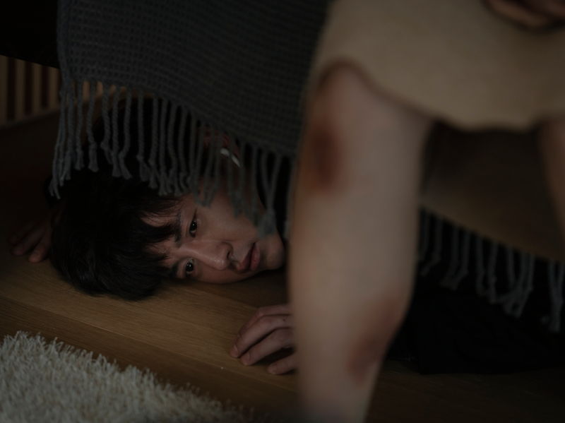 DV夫にいたぶられる妻　ベッドの下に潜んだ男が目撃　「アンダー・ユア・ベッド」本編映像