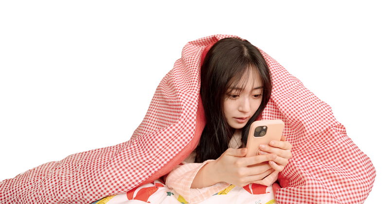 鈴木愛理　布団にくるまる“子供部屋おばさん”姿も　「ただいまって言える場所」ビジュアル