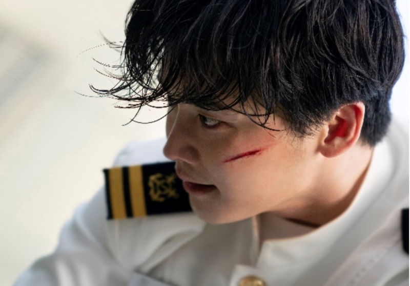 イ・ジョンソクが白い制服姿で格闘　ほおには傷　狂気に満ちた天才爆弾魔演じる　「デシベル」場面写真