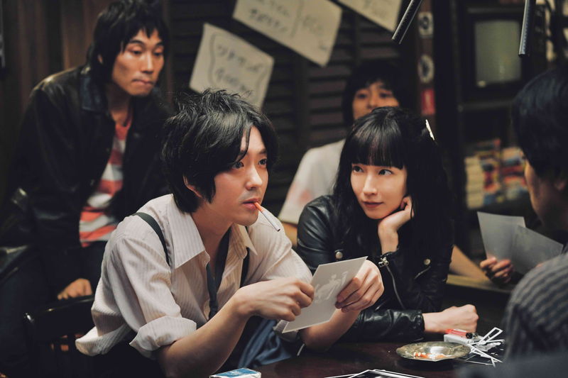 峯田和伸・若葉竜也・吉岡里帆　自主制作レコードを誇らしく見る姿　「ストリート・キングダム」場面写真