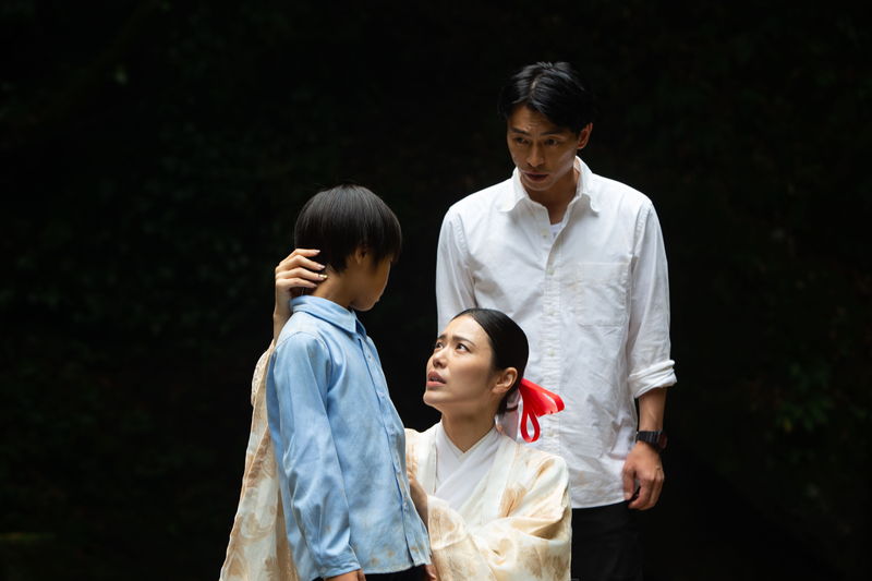 彩凪翔　元宝塚男役スターが巫女役　愛する息子を生贄に差し出すかの選択迫られる　「男神」本編映像
