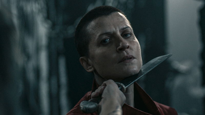 処刑されかけるミラ・ジョヴォヴィッチ　魔術を発動して難を逃れる　「ロストランズ　闇を狩る者」本編映像