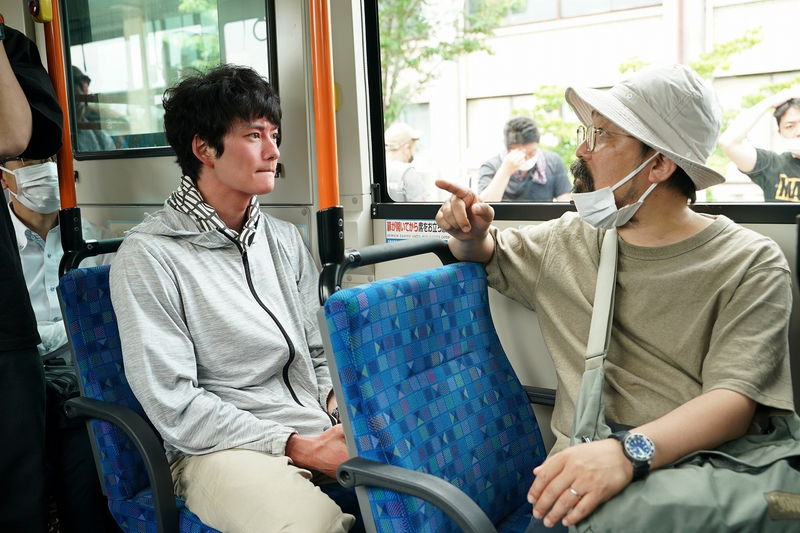 岡田将生　16年ぶりタッグ山下敦弘監督の演技指導を真剣に聞く姿　「１秒先の彼」メイキング写真