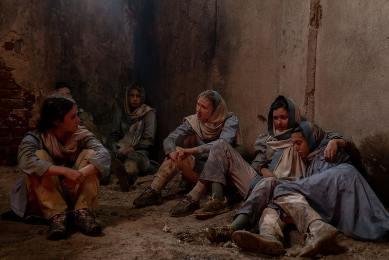 エヴァ・グリーン 鋭い眼光で銃を構える殺気に満ちた姿 「ダーティ・エンジェルズ」場面写真