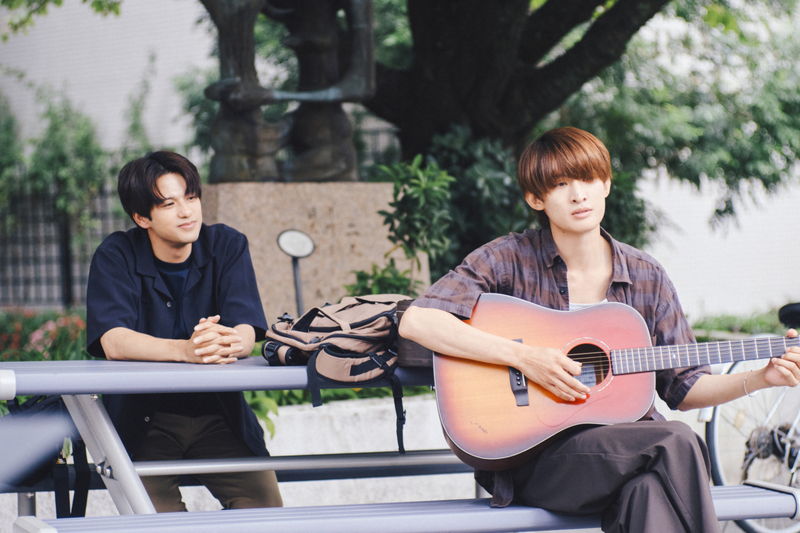 森崎ウィン＆向井康二　相合い傘でナイトマーケットのデート姿　「（LOVE SONG）」場面写真