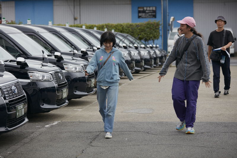 森七菜　コスプレでカラオケする姿　ハーフツインで印象的な表情も　「炎上」場面＆メイキング写真