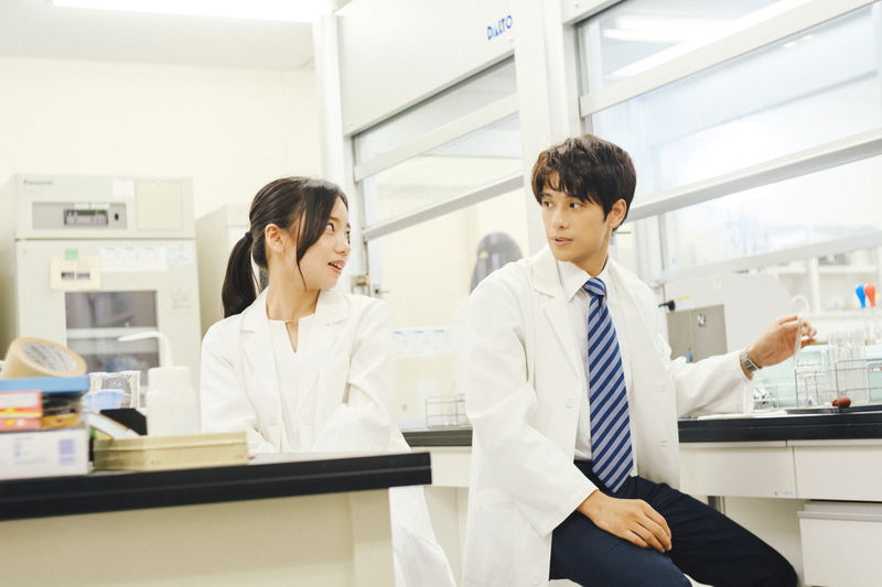 森崎ウィン＆向井康二　“両片想い”の2人が驚きの再会　そっけない態度も　「（LOVE SONG）」場面写真