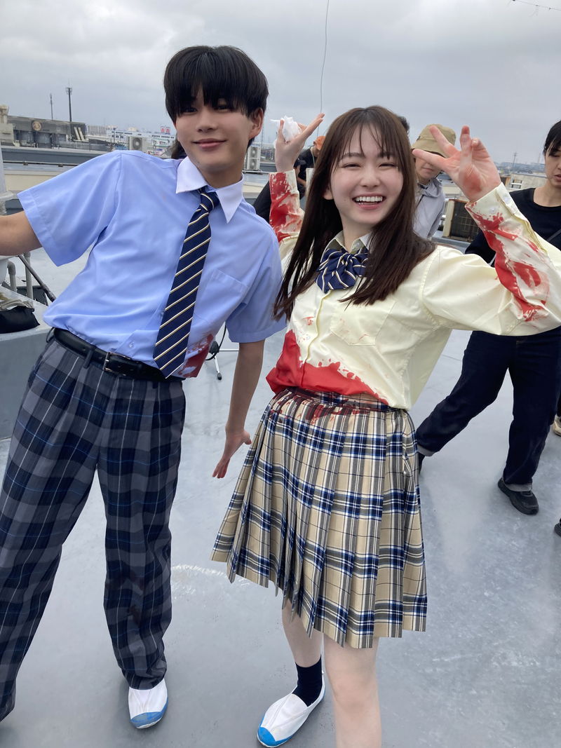 山田杏奈 血だらけ姿で笑顔 長尾謙杜とピースサイン 和気あいあいの現場 「恋に至る病」メイキング