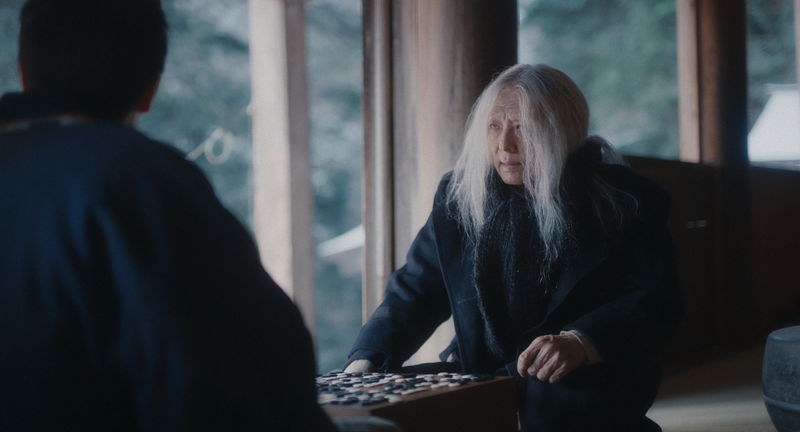 高橋一生＆黒崎煌代が森でさまよう姿　謎の女を演じる蒼戸虹子も　「脛擦りの森」場面写真