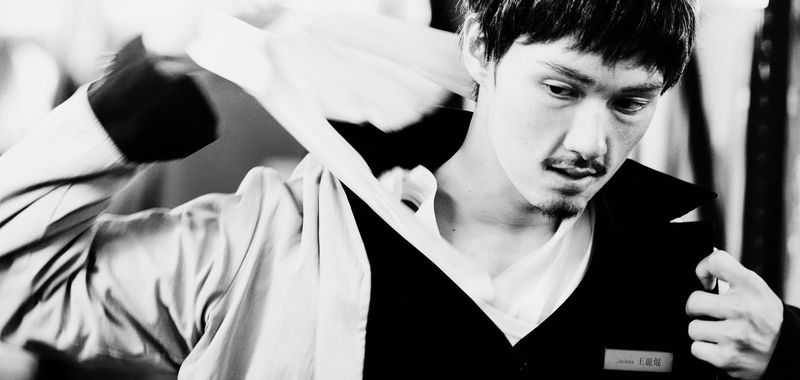 SEVENTEEN・ジュンが白髪の老人姿に　華麗な変装で警察を翻弄　「シャドウズ・エッジ」本編映像