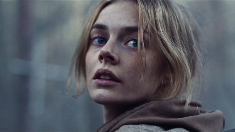 木の根へとつなぎとめられた“処刑椅子”に拘束される少女 「ヴィレッジ 声帯切村」場面写真