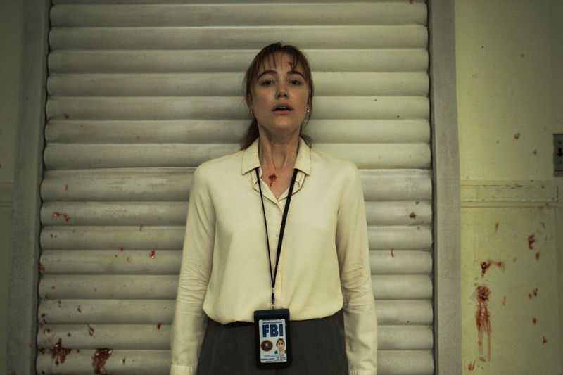 新人FBI捜査官が返り血を浴びながら何者かにおびえる姿　ホラー映画「ロングレッグス」場面写真