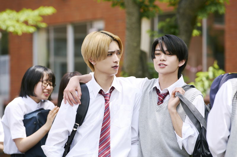 高橋恭平　髙橋ひかるにはにかみ笑顔　岩瀬洋志とのゼロ距離ショットも　「山口くんはワルくない」場面写真