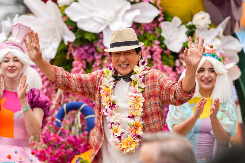 ジャッキー・チェンがライオンの赤ちゃんを抱っこ 大歓迎を受けて笑顔全開も 「パンダプラン」場面写真