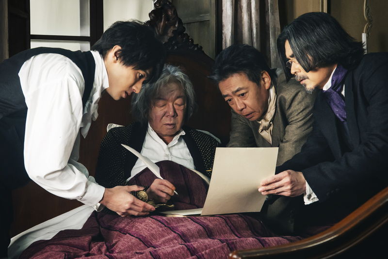 古田新太　卵を持って鬼の形相　ボサボサの頭にほこりまみれのコート姿も　「ベートーヴェン捏造」場面写真