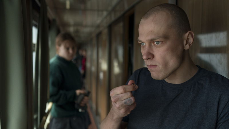 寝台列車に乗り込む女性　同室となった粗野なロシア人炭鉱作業員にうんざり　映画「コンパートメントNo.6」予告