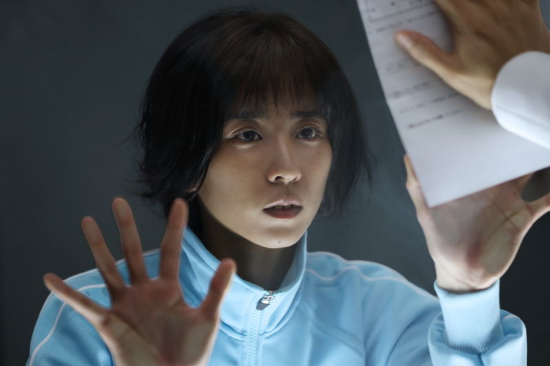 黒島結菜　不気味なほほ笑みにかわいく首をかしげるしぐさも　死刑囚役　「夏目アラタの結婚」場面写真