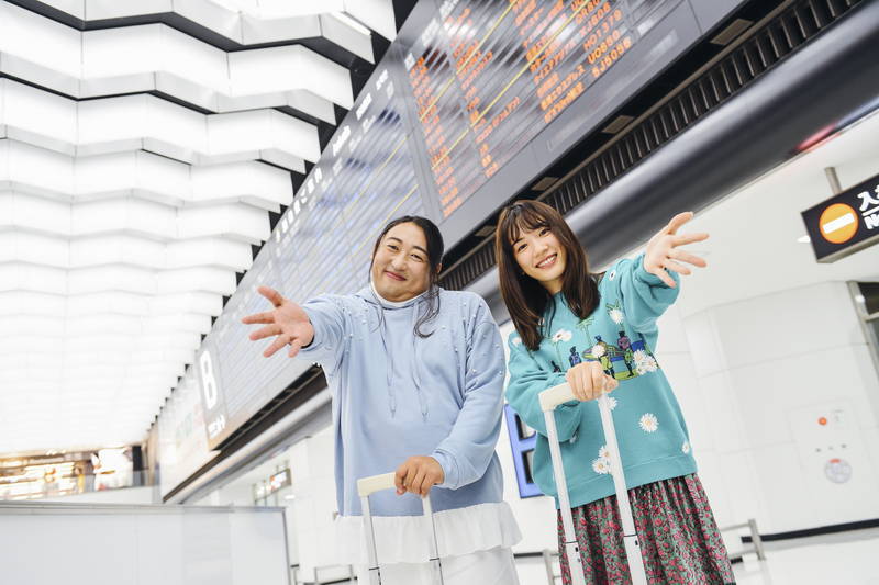 秋山竜次演じる”清純派女優”　永野芽郁とツーショット　「クリエイターズ・ファイル GOLD」場面写真